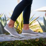 Merinos Damenschuhe Slip-On hellgrau auf Mauer