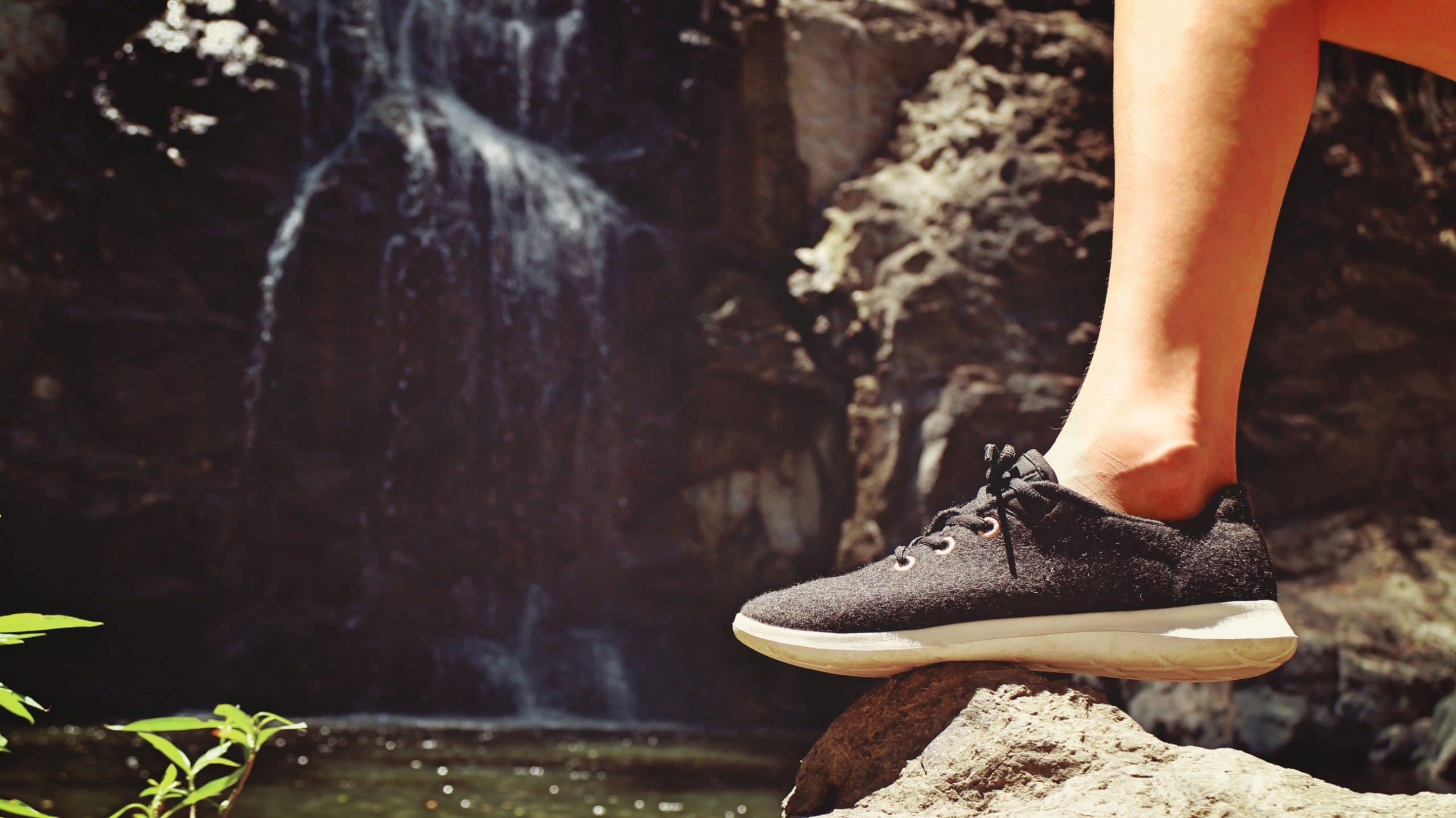 Schuh an einem Wasserfall Urlaub