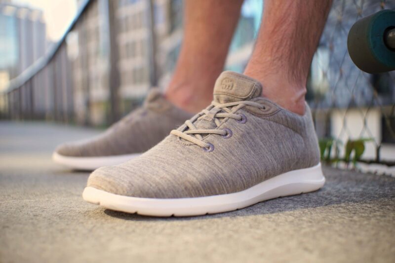 Homme aux chaussures beiges sur un pont