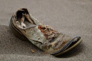 alter Schuh im Sand