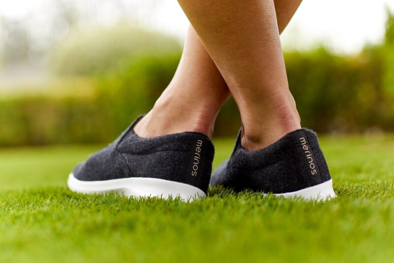 Merinos Slip-On Sneaker schwarz-weiß auf Rasen