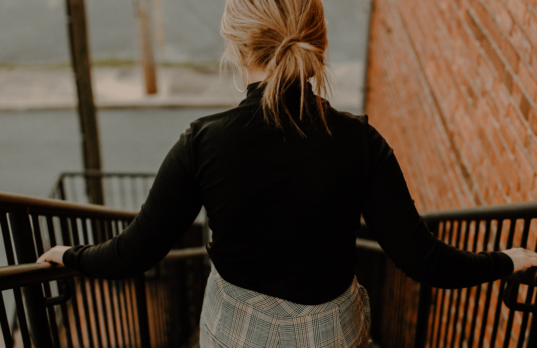 Une femme descend les escaliers