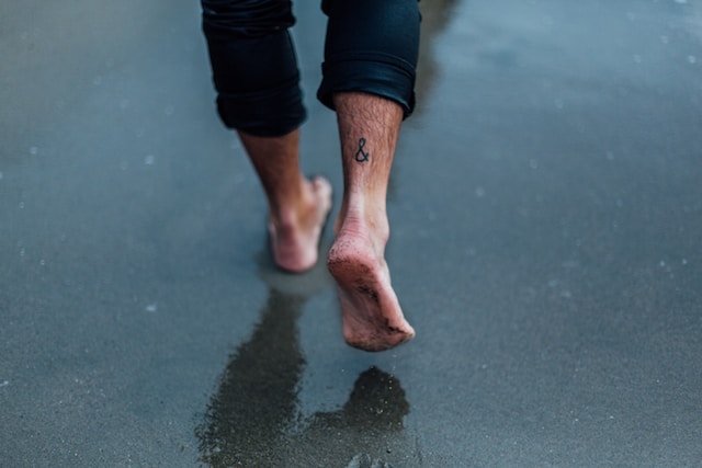 Homme pieds nus sur la plage