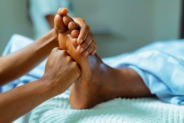 Massage des pieds contre les douleurs sous le pied