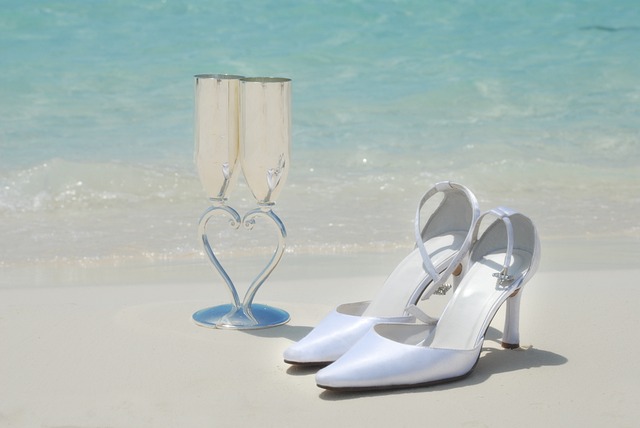Weiße Highheels Vor Ruhigem Ocean